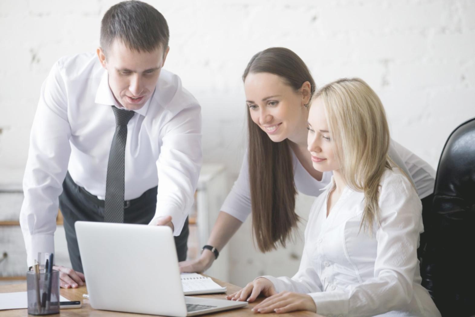 Persona trabajando en planificación financiera con gráficos y calculadora